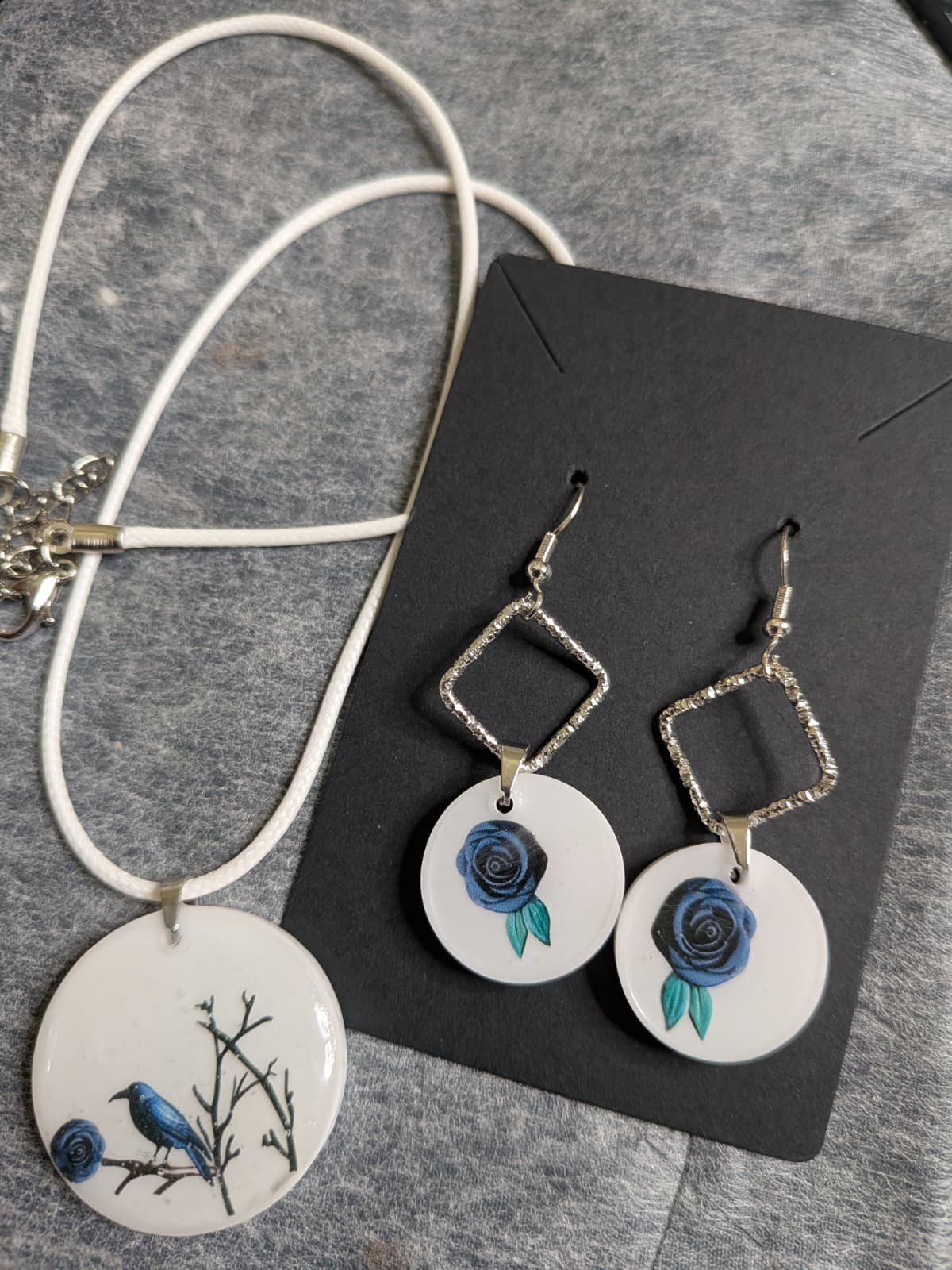 epoxy resin pendant and earring set with nature motif